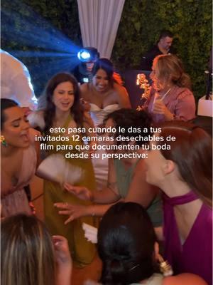 Dejamos 12 camaras desechables de film en las mesas para que nuestros invitados tomaran fotos y ahora tenemos 312 fotos increibles de la fiesta desde su perspectiva 🤩 #boda #casamiento #disposablecamera #weddingtok #antiguaguatemalawedding 