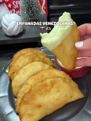 Empanadas venezolanas 😍🇻🇪al estilo domi🇩🇴🫶🏻 SON MIS FAVORITAS POR SIEMPRE!!! MASA✨ -1/2 de agua tibia  -2 cup de harina PAN  -1 cucharadita de azúcar  -Pizca de sal POLLO 🐥✨ -Sancochar a tu gusto🫶🏻 -Agregar una lata de media crema  -Condimentar: pimienta, ajo en polvo, cebolla en polvo.   🌿SALSA DE AJO 🧄  -3 Dientes de ajo -puño de cilantro  -3 cucharadas de mayonesa  -3 cucharadas de crema agria  -pizca de sal -medio limón  #empanadasdepollo #empanadasvenezolanas #venezuela🇻🇪 #comidavenezolana #recetasfaciles #cocinaconleslie #recetasdecomida #empanadas #salsadeajo 