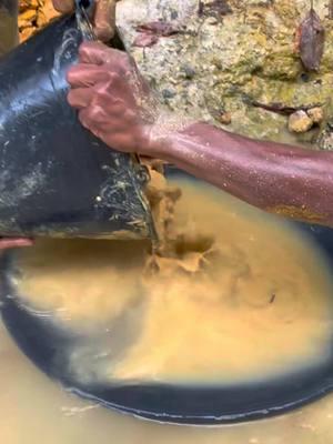 Wow 😱 Found an immeasurable fortune of US$10,000 in this river #golddiscovery #goldrush #goldprospecting #goldtreasure 