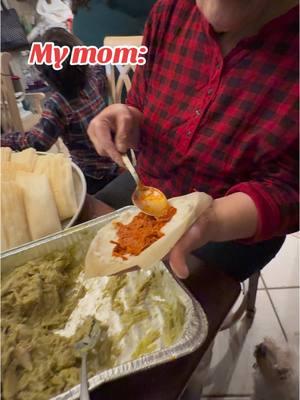 Why are moms like that? I’ll be proud of my daughter just for trying!! #hispanicmomsbelike#tamales#drama#paratii#recetas#navidad