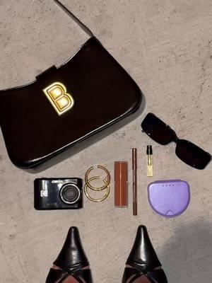 hot girls wear their retainer!! #whatsinmybag #purse #whatsinnypurse #brandonblackwood #dezi 