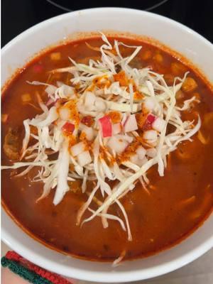 Pozole Rojo de Puerco 🍖🌶️ Receta de Pozole de Puerco  Para el chile use 12 Chile Guajillo  6 Chile de Árbol (opcional y al gusto) Ajos, Cebolla  Pimenta, Comino, Orégano y 4 Clavos  Para que no esté nada picante solamente usa Chile California  Las patas de puerco las coci con cebolla, Ajos, hojas de laurel y sal al gusto  Por una hora aparte así no se hace el caldo muy grasoso después las pues ya con la carne… El espinazo de puerco lo cocíne con Cebolla, Ajos, Hojas de Laurel y sal al gusto  Después de 30 minutos le puse e Chile Ya que el espinazo tenga una hora cocinado y esté más o menos blandito le pones el maíz y las patas de puerco y dejas que todo se cocine bien despues de unos 45 minutos ya esta listo 👩🏻‍🍳🤍 #p#pozolerojop#pozolep#pozoleseasonp#pozoledepuercop#pozolerecipep#pozolerecetar#recetadepozoleb#bmgrecetasc#cocinador#recetasp#parartip#paratiic#comidamexicanar#recetasmexicanasc#comidatiktokr#recetastradicionalesr#recetasfacilesr#recetasconsaborr#recetassabrosasr#recetasfacilesricasf#fypm#mexicantiktokm#mexicotiktokm#mexicof#foryoupage❤️❤️f#foryoupagef#fypシ゚viralr#recetasvirales