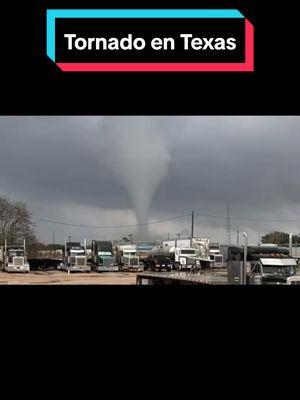 Se reporta #tornado en la zona El Campo al suroeste de #Houston #Texas . Es importante señalar que hay una vigilancia de tornado, la cual estará vigente hasta las 7pm, en la región bajo vigilancia pueden reportarse algunos tornados y vientos fuertes. Tornado en Houston  Tornado en Texas Tornado en Houston hoy Tornado en Texas hoy Tornado en Houston 2024 Tornado en Texas 2024 #labmet