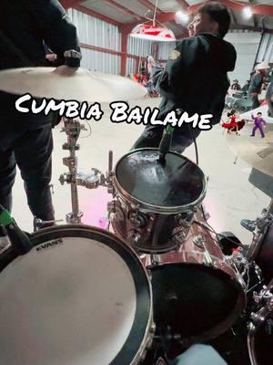 Báilame Una Cumbia al estilo del @Equipo Reforzado 🕺🏻💃🏻🔥🔥🔥 desde el punto de vista del baterista 😁 #posadanavideña #equiporeforzado #bateria #cumbiabateria #drums #drummer #dwcollectors #zildjiancymbals #doublekick #Cumbia #bailame #DENVER #adixionmusic #fyp