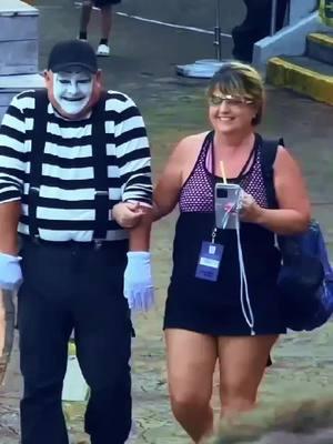 Tom The Mime #seaworldmime #tomthemime #funny #prank #viral #usa #fyp #usaviral #merrychristmas 