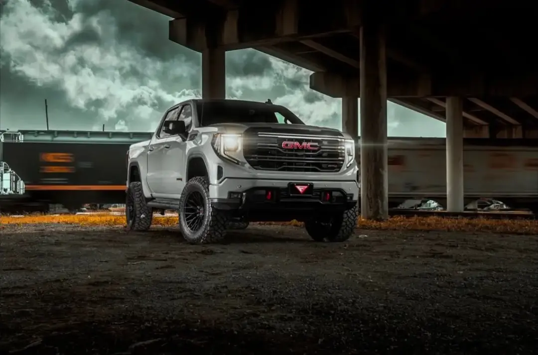 The FTR9 in Noir Black makes a statement on truck it touches! FTR9 Noir Black 20x10 Squared #ferradawheels #teamferrada #ferradaftr9 #gmc #gmcsierra