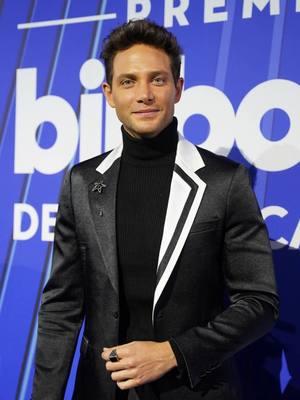 😱 ¡#GabrielCoronel se atreve a imitar a #LuisMiguel! 🎤🔥 Pero… ¿qué pensará El Sol de su versión? 🤔🌞 ¡Nos morimos de curiosidad! 😂👀 #EnCasaconTelemundo