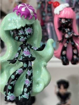 Chaser Twyla and Rochelle vinyl figures 🖤 Twyla just got here from Australia!!!! #monsterhigh #monsterhighdolls #monsterhighedit #monsterhighdoll #monsterhighcollection #dollcollector #dollcollection #monsterhighcontent #rochellegoyle #twylaboogeyman 