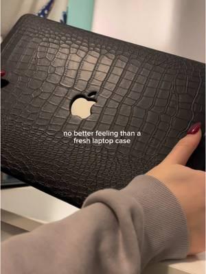 best laptop case I’ve owned <3 listed under tech accessories under my storefront 🖤#techaccessories #laptopcase #macbookair #macbookpro #laptopcover 