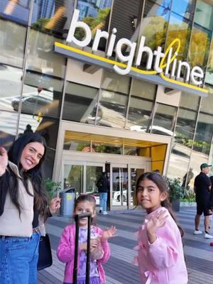 Vale la pena viajar en Tren de Miami a Orlando con niños? Para nosotros un rotundo SI 💛 tomamos @gobrightline el tren que viaja de Miami a Orlando con un par de paradas como Fort Lauderdale y West palm beach y nos encanto, las niñas disfrutanron el trayecto viendo los paisajes, comiendo snacka y compartiendo y Jonnathan y yo noa pudimos relajar sin pensar en el trafico o tener que manejar ❤️ Nuestras ultimas mini vacaciones del año fueron todo un exito! La pasamos increible y compartimos momentos especiales en familia 💛 les dejo link en historias para mas informacion #RideBrighter #GoBrightline Is it worth traveling by train from Miami to Orlando with children? For us, a resounding YES 💛 We took Brightline the train that travels from Miami to Orlando with a couple of stops like Fort Lauderdale and West Palm Beach and we loved it, the girls enjoyed the ride seeing the landscapes, eating snacks and sharing and Jonnathan and I could relax without thinking about traffic or having to drive ❤️ Our last mini vacation of the year was a complete success! We had an incredible time and shared special moments as a family 💛 I leave you a link in stories for more information #RideBrighter #GoBrightline