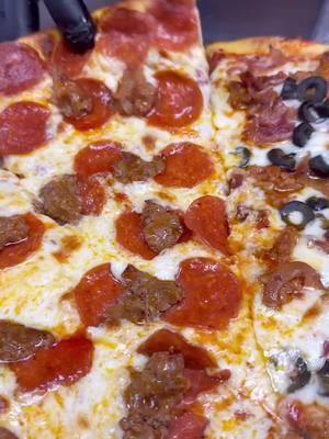 Crispy, cheesy and meaty!  #crispy #pizza #crunchy #cheese #pepperoni #sausage 