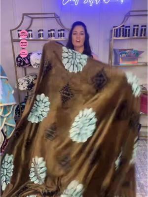 We can’t get enough of these mystery oversized blankets!! Y’all check this gorgeous one out!!! Go snag one today!😍 #envystylzboutique #envystylzexclusive #envystylzblankets #mysteryblanket #western #turquoise #aztec #amazingdeals #softandcozy #etxboutique 