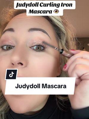 This is the most interesting wand I’ve seen for mascara! It separates, curls and lengthens! This mascara is trending, and I can see why!! @Judydoll_official @Judydoll US #judydoll #judydollmascara  #mascarareview 