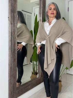 Todas las personas me han admirado este chal, es que de verdad es bello 😍 #capecoat #chal #ruana #cardigan #abrigosmujer #frio #elegant #elegantstyle #parati #viralvideo #mujereshermosas @YOZY 