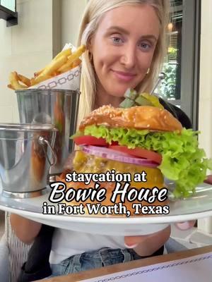 This is your sign to book a staycation at 📍 Bowie House an @Auberge Resorts Collection Hotel that is a dream! I booked through @American Express platinum for all the added benefits but the real win was the cheeseburger! #blondeswhoeat #auberge #fortworth #fortworthtexas #fyp 