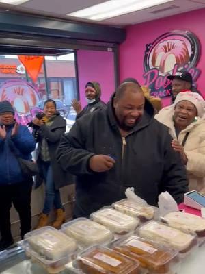 ONE OF OUR CELEBRITY CUSTOMERS BLESSED 15 PEOPLE IN LINE WITH A FREE #PookieCrackCakes FOR CHRISTMAS 🙌🏽 THIS IS THE ❤️ PEOPLE SHOW EVERY DAY AT #POOKIECRACKCAKES! #fyp #contentcreator #blessed #community #givingback #Love #bakery #cakes  105 E. 47TH ST #CHICAGO #touristattraction #tourism 