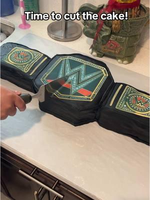 Who wants a slice!! #WWE #wwebirthday #wwecake #happybirthday #happybirthdaytome #romanreigns #wwechampion #wwechampionship #cakeorfake 