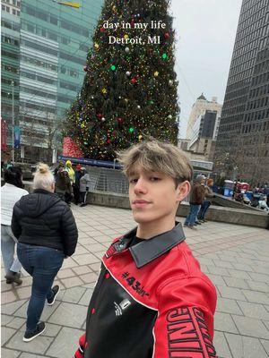 spend the day with me in Downtown Detroit :)) #dayinmylife #downtowndetroit #holidayactivities #detroitthingstodo #cadillacsquare #festiveseason #detroitfood #hotcocoa 