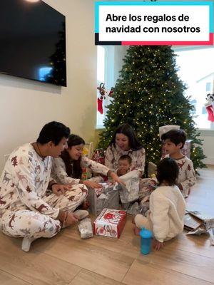 Yo: este año no quiero que los niños vivan el síndrome del niño hiperregalado en navidad, así que serán pocos regalos. También yo: #vidademama#mama#maternidad#mom#trend#viral#niñosdetiktok#risa#humor#comedia#comedy#mamade4#momof4#mamalatina#momlife#momtok#utah#utahblogger#usablogger#bloggerlatina#latinosenutah#mamalatina#hijos#vidaconhijos#parentlife#textingwho#textingwhofamily#textingwhobarbaris#navidad#christmas 