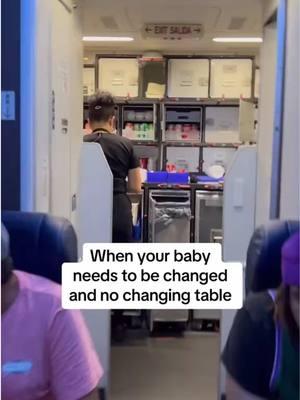 Beat baby travel hack, ever! 🙌✈️🚙  Did you know you can also use Chikiroo sitting down? Get yours at Chikiroo.com 📹 the_goddard_fam  #holidaytravel #babytravel #flyingwithbaby #changingstation #chikiroo #chikiroobaby 