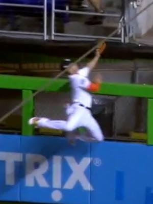 Giancarlo Stanton was actually a great fielder👀 #MLB #mlbtiktok #baseball #baseballtiktok #sports #sportstiktok #mlboffseason #newyorkyankees #giancarlostanton #miamimarlins #outfielder #aaronjudge