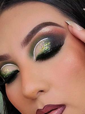 Me encanta este glitter de @Glittermagicpop ✨️  #glittermakeup #maquillajedeojos #ideasdemaquillaje #maquillajebuchon #glammakeup #fyp 