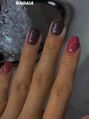 Stacking whatever shade of shimmer or super shine even glitter on a dark vibe solid color 💅✨ geniously create your exclusive color for a party vibe home nails inspo 🙋‍♀️💕#xmasnails #christmasnails #acrylicnails #dipnailsathome #dipnailstutorial #nagaiadipkit #dipnailsdiy #blacknails #nagaiadipnails #thenagaia #shinenails #rednails #fallnails #darknails #fyp 