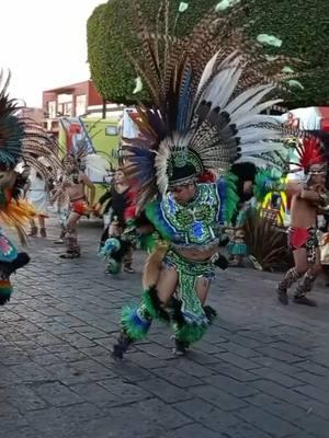 “Orgullo ancestral desde Querétaro, llevando la fuerza y el espíritu de nuestros antepasados a cada danza. 🌟🪶 #DanzaAzteca #RaícesVivas”  Video credit: DavidQrz