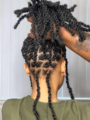 Hats offff to every stylist that does invisible locs because I lowkey struggled today lol! This was my first attempt so if you have tips on feeding in the hair as you go, drop them below pleaseeee  #dmvfauxlocs 