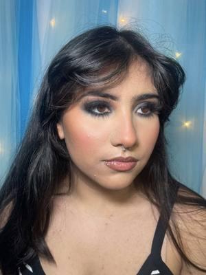 New Years Glam with my baby girl @Yazmin🎧  here’s a quick #smokeyeye tutorial! She’s into more Smokey looks so I hope you girls like our little Glam series #laredomua #laredomakeupartist #makeuptutorial #956makeupartist #laredotx #laredotexas #laredoinfluencer #laredotexas956 #maquillaje #maquillajetutorial 