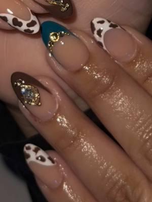 Continuamos con los sets “No de navidad “ jijiji  #almondnails #cowprintnails #cowprint #lovenails #almondnails #dfwnailtech #mesquitetx #shortnails #nailideas #uñasalmendradas #uñascortas #uñasacrilicas #uñasbonitas #explorenails #fypnails #nailtrends #vacaynails 