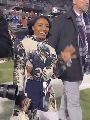 #SimoneBiles repping her husband #JonathanOwens during the Bears-Seahawks game tonight 🐻🔥 via @nfl  #whatstheword #bears #seahawks #nfl