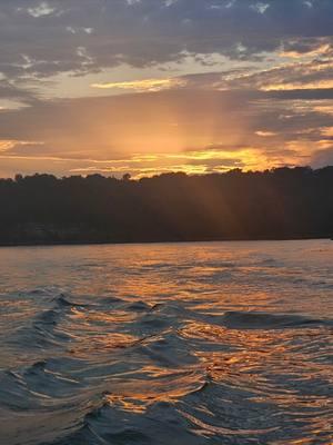 All I want for Christmas is summer back!! Only 83 days until spring, but who's counting 🤷🏽‍♀️ #summerrecap #imisssummer #kentucky #lakecumberland #lakelife #myhappyplace #sunset #minijetboat 