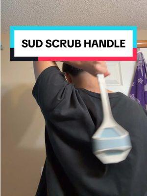 The handle makes a surprising night-and-day difference—you won’t realize how much better it is until you try it. Plus, it still has a hook for easy hanging. If you want to check it out, the link is as always available! #sudscrub #sudscrubhandle #extenderhandle #bodyscrubber 