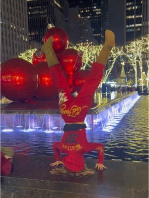 Had to do the Christmas Ed Hardy headstand combo ཐི♡ཋྀ #balance #headtop #nyc