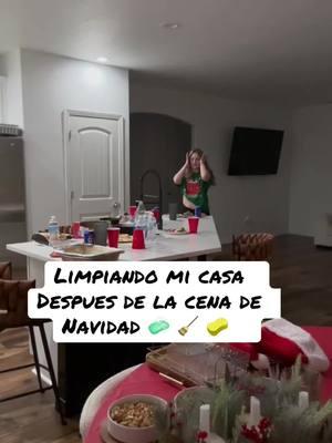 Dia de limpiesa 🧼🧹🧽 #christmasparty #cleaningtiktok #cleanhousehappyhouse #fyppppppppppppppppppppppp #doña #afterchristmasmess #greenscreenvideo 