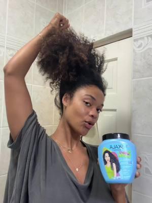 Trying skala on my hair:)) I really like the way it turned out but next time I’ll use gel as well to help with the humidity  #skala #skalahairproducts #brazil #naturalhair #curlyhair #hairroutine 