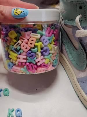 I think I won mom of the year with this gift right here! Mint and light blue are Kenzie's FAVORITE colors, and when I saw these Jordans, I had to get them for her! I added these beads to give them the perfect touch! I've used these beads A LOT in my art and fun projects and you always ask about them. Let me tell you- they're not all created equal. The metallic beads look kinda bubbly and the finish scratches off. The bright colored alphabet beads are kinda wonky. This colorway is the only one I've found that looks good quality wise haha- I've bought about 5 packs so far because I use them so much! #alphabetbeads #friendshipbracelets #charms #jewelrymaking #crafter #shoecharms #airjordan 