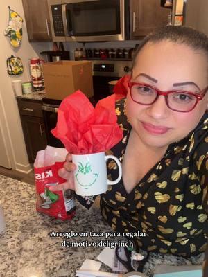 Arreglo en taza para regalar de motivo del grinch te enseño el paso a paso de como crear un arreglo fácil y rápido #gabyrican #GabyRican #trangalangasresort #unaboricuaenkansas #arreglo #arreglos #arreglospersonalizados #arreglosnavideños #arregloentaza #taza #tazadelgrinch #grinch #grinch #grinchtiktok #regalo #regalos #regaloscreativos #regalosorpresa #detalles #detallespersonalizados #detalles_que_enamoran #detallesbonitos #detallesconamor #🐪sahará🐫 #🐪sahara🐫 #echoamano #echoencasa #cricut #em🧡 #EM🧡 #fyp 