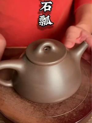 This is a customized teapot for an American who has been teaching at a university in China for 8 years and loves the Chinese tea culture, so he wanted to own an ancient handmade Zisha teapot! Shop:soulyearn.com WhatsApp:(+86)18576688872 #tea #zishateapot #茶道 #soulyearn #紫砂壺收藏 #teapot #茶文化 