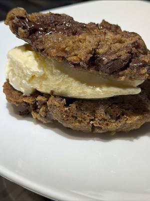 Nom nom #chocolatechipcookies #chocolatechipcookie #chocolatechipcookierecipe #cookie #bakingszn #baking #cookingathometiktoktv #cookiesoftiktok #icecreamsandwich #dessert #sweettooth #chocolate 