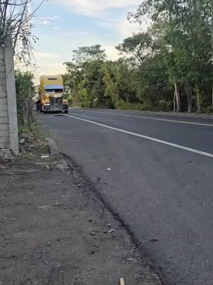 solo bestias 😎😎🥷🥷🔥 @🇳🇮🚛Ruben Hernández 🚛🇳🇮 #camionerosdecorazon💪😍🚚 #amantedelavelocidad #camionesdeelsalvador🇸🇻💎 #viral #viral_video #parati #fpy #transortepesado 