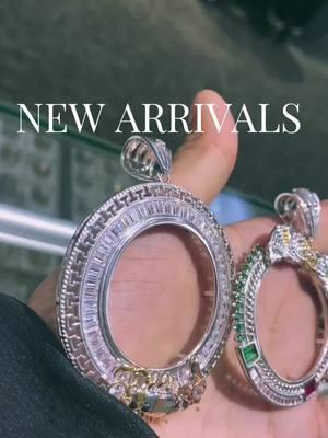 🚨new items arrived right before the end of the year‼️ 🛑 stop in and take one home supplies are limited 🛒 #newinventory #jewelry #sotosjewelry #rockfordillinois #layawayavailable #SmallBusiness #dontmissout #goldstyle #fashion ##grillz##golds 