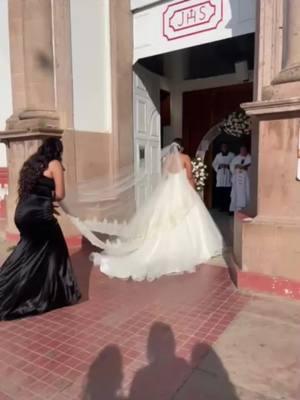 La mejores bodas en Coalcoman, Michoacán. Me toco ser Madrina de copas y brindis. 😍#bodas #wedding #fyp #viralvideo #viraltiktok #coalcoman #michoacan #paraty #hispanictiktok #viralllllll #madrina #brindis @Azucena🫶🏻🦋 