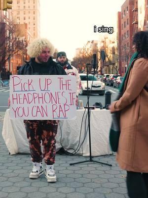 Woah 🤯 Ladies, STAND UP! Pick up the headphones if you can SANGGG #fyp #streetperformer #birdsandbees #nyc 