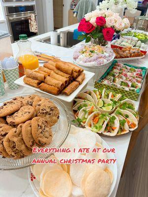 Christmas party is not completed without good foods 😋 Which one is your favorite dishes? #asianfood #asianfoodparty #foodparty #foodtray #potluck #foodtiktok #christmasparty 