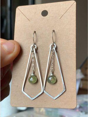 some super elegant and simple handmade earrings :,)  #handmadejewlery #artistfyp #crafttutorial #tutorials #jewelrytutorial #diyearrings #handmadeearrings #makingearrings #stepbystep #crystalearrings #makingjewelry #wirewrapping #wirewrappedjewelry #crystaljewelry 