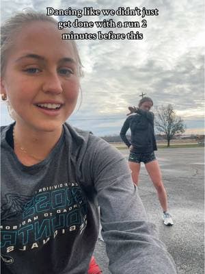 Someone was watching us @linzivanmeter #fyp #foryou #yay #xc #crosscountry #marathon #halfmarathon #traning #distance #run #Running #runner #runnerthings #Vlog #runvlog #longrun #easyrun #runwithme #athlete #d1 #college #track #trackandfield #gym #workout