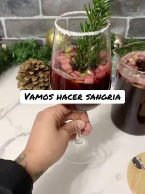 Preparemos mi bebida favorita para esperar el Año Nuevo Espero que te diviertas preparándola 🍷🍷 Todo lo que necesitas es: -2 cucharadas de mezcla para sangría Dazzling Glitter Drink (Puedes encontrarla en americancrafts.com) -1.25 oz de vodka -2 oz de vino tinto -4 oz de soda de limón y lima -azúcar granulada -rodajas de lima (opcional) -manzana verde cortada en cubitos (opcional) -ramita de romero (opcional) #newyear #newyearseve #glitter #edibleglitter #glitterdrink #cocktail #cocktailrecipe #nye #sangria #newyearparty #partydrink #americancraftshweetshop @American Crafts Sweetshop 