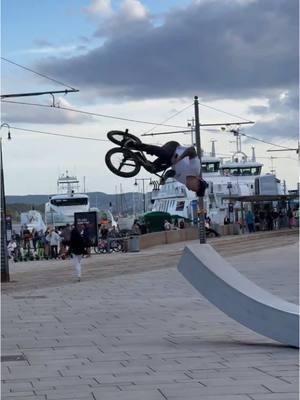 @George Ntavoutian doing his thing #bmx #cultcrew #fy